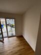 Neubau 1-Zimmer-Wohnung mit Terrasse zu vermieten - Wohnbereich mit Zugang zur Terrasse