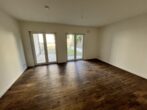 Moderne 1,5-Zimmer-Neubauwohnung mit Terrasse und Garten in Nauen - Wohn- und Schlafzimmer