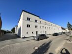 Moderne 1,5-Zimmer-Neubauwohnung mit Terrasse und Garten in Nauen - Straßenfront