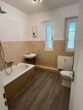 Erstbezug nach Renovierung! Helle 2,5-Zimmer-Wohnung im schönen Luisenhof von Essen-Frohnhausen zu vermieten - Bad mit Wanne und Fenster