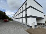 Erstbezug in ein vollmöbliertes Neubau-Apartment im Erdgeschoss mit einer Terrasse zu vermieten - Fahrradstellplätze