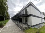 Erstbezug in ein vollmöbliertes Neubau-Apartment im Erdgeschoss mit einer Terrasse zu vermieten - Hausrückseite